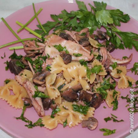 Farfalle con funghi e calamari