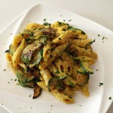 Penne integrali ricotta, zucchine e zafferano