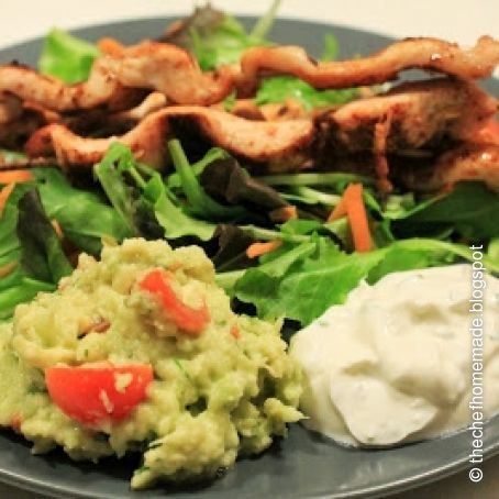 Spiedini di pollo alla messicana con guacamole e yogurth greco