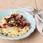 Pappardelle con taleggio, radicchio e pistacchi