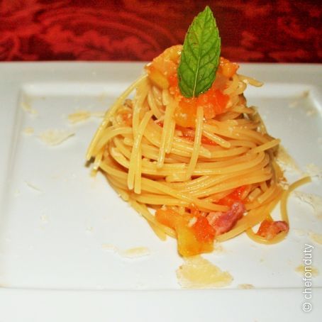 Spaghetto con filetti di pomodoro verde, bacon e ricotta salata