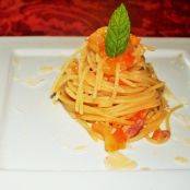 Spaghetto con filetti di pomodoro verde, bacon e ricotta salata