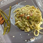 Linguine con asparagi, guanciale e mandorle