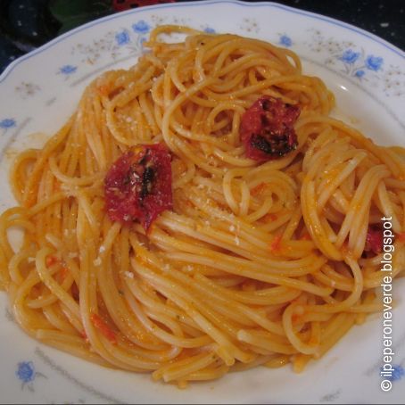 Spaghetti con pesto di pomodorini