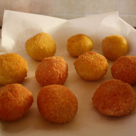 Crocchette di patate con cuore filante di mozzarella e prosciutto