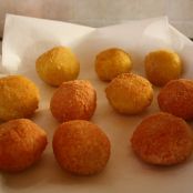 Crocchette di patate con cuore filante di mozzarella e prosciutto