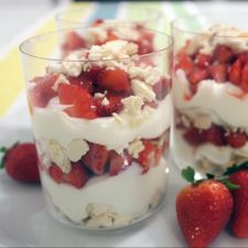 Bicchieri con crema di mascarpone allo yogurt, meringhe e fragole