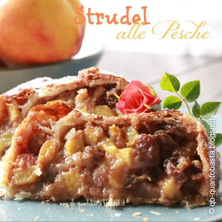 Strudel con pesche, mandorle e uvetta