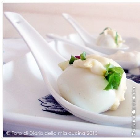 Finger food di uova di quaglia con squaquerello e misticanza