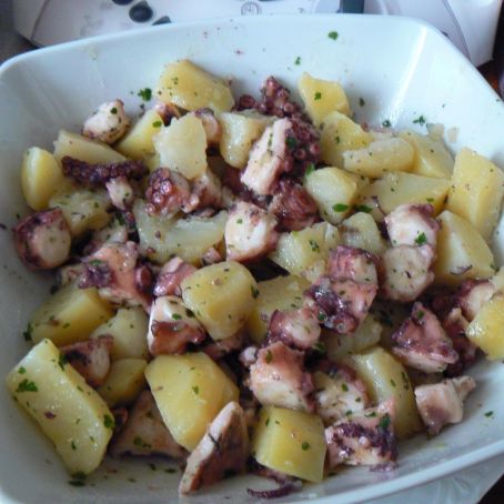 Insalata di polpo con patate e pomodorini