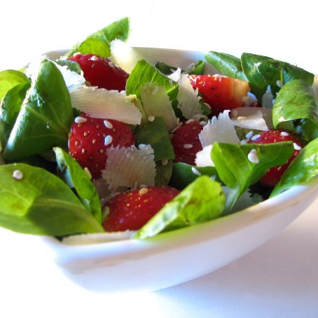 Insalata di valeriana e fragole