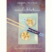 vegan momo (ravioli tibetani) con carota viola, verza cappuccio, uvetta e zenzero