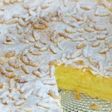 Torta della nonna con scorza di limone