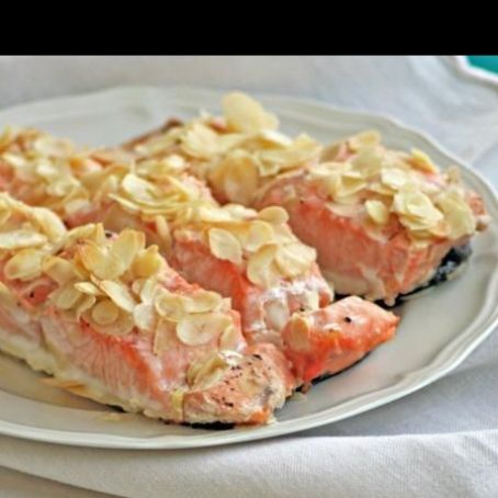 Salmone in crosta di mandorle