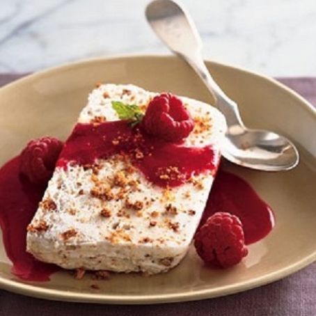 Semifreddo di yogurt con salsa di lamponi