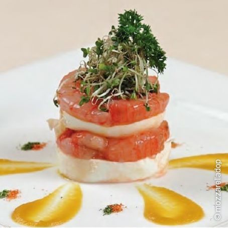 Lasagnetta di bufala campana e crudo di gamberi su salsa di fiori di zucca