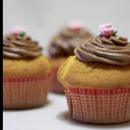 Cupcake con gocce di cioccolato e chocolate fudge frosting
