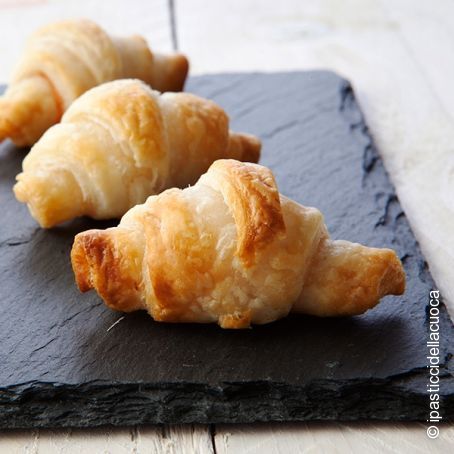 Mini croissant con salmone