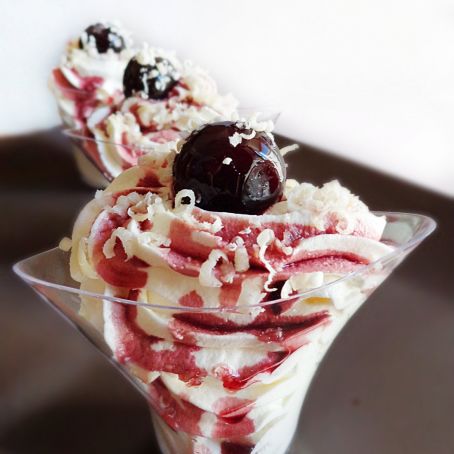 Mousse allo yogurt ed amarene