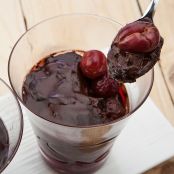 Mousse al cioccolato con ciliegie aromatizzate al pepe nero