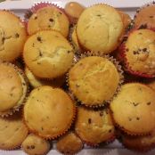 Muffin con le gocce di cioccolato o coi mirtilli