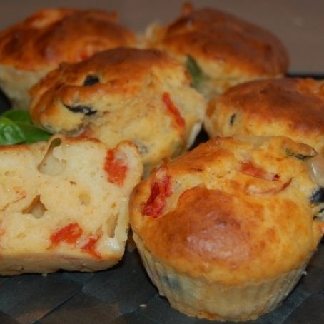 Muffin provola e pomodorini.