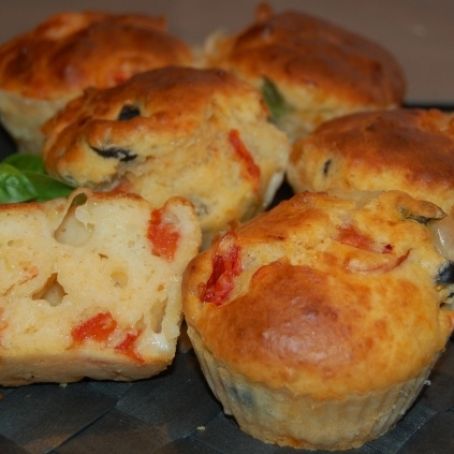 Muffin provola e pomodorini.