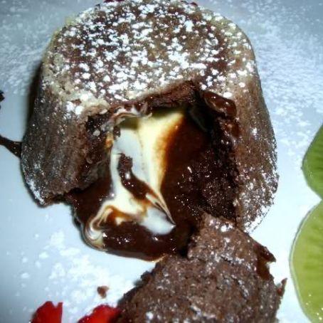 Tortini al cioccolato con cuore fondente bianco