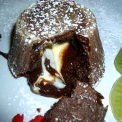 Tortini al cioccolato con cuore fondente bianco