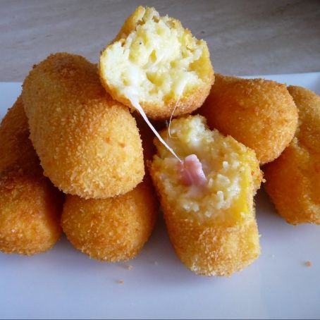 Crocchette di patate con cuore filante di mozzarella e prosciutto