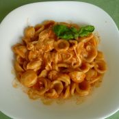 ORECCHIETTE CON POMODORO E MOZZARELLA
