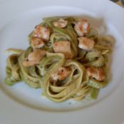 Linguine paglia e fieno con cubetti di pollo e pesto di melanzane