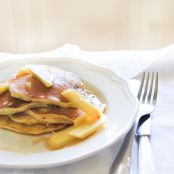 Pancakes al cocco con pesca e sciroppo di lime