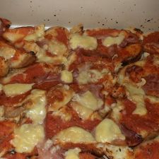 Pizza con le fette di pane duro