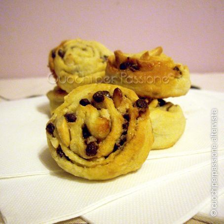 Girelle di pane con gocce di cioccolato e pinoli