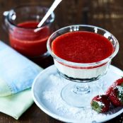 Panna cotta al cocco con salsa alle fragole