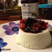 Panna cotta con frutti del giardino