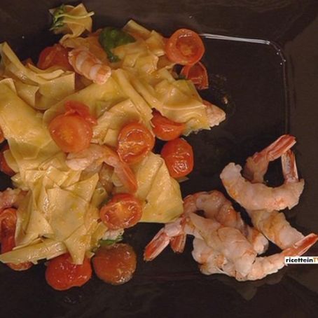 Lasagnette ai pomodorini e gamberi vestiti