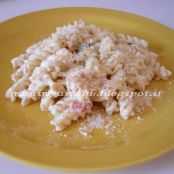 Fusilli caprino e mandorle