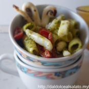 Pasta con pesto, pomodori e seppie grigliate