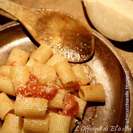 Pasta con pomodorini e ricotta salata stagionata