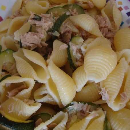 Pasta con zucchine, philadelphia, tonno