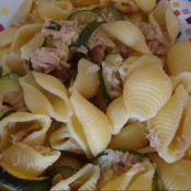 Pasta con zucchine, philadelphia, tonno