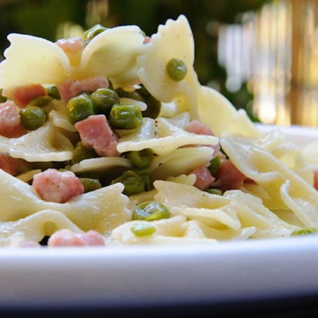 Pasta con piselli, pancetta e panna