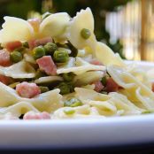 Pasta con piselli, pancetta e panna