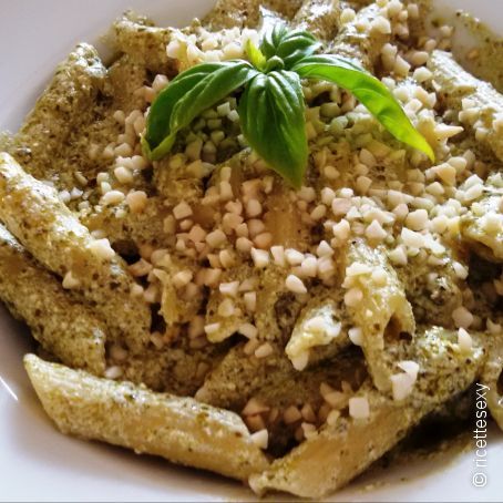 Penne con crema di pesto, ricotta e granella di nocciole