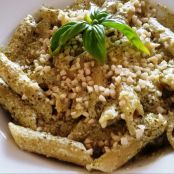 Penne con crema di pesto, ricotta e granella di nocciole