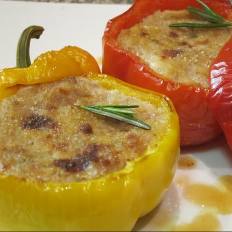 Peperoni ripieni di carne e salsiccia