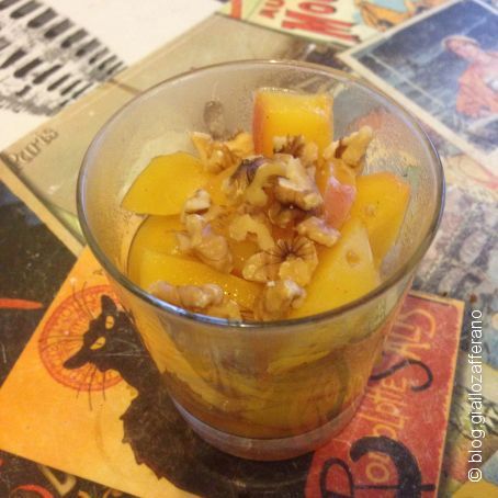 Pesche con top di noci