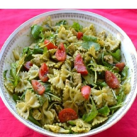 Insalata di pasta con pollo e pesto